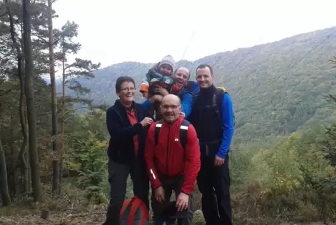 Otto Zepp (vorne) mit seiner Frau Christel, Stephan mit Enkel Lauri und Christoph beim Wandern. 