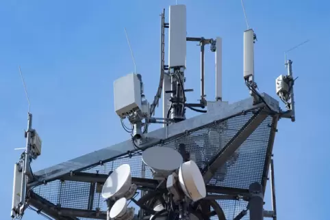 Ein Funkmast mit Modulen für die neue Mobilfunk-Generation 5G.