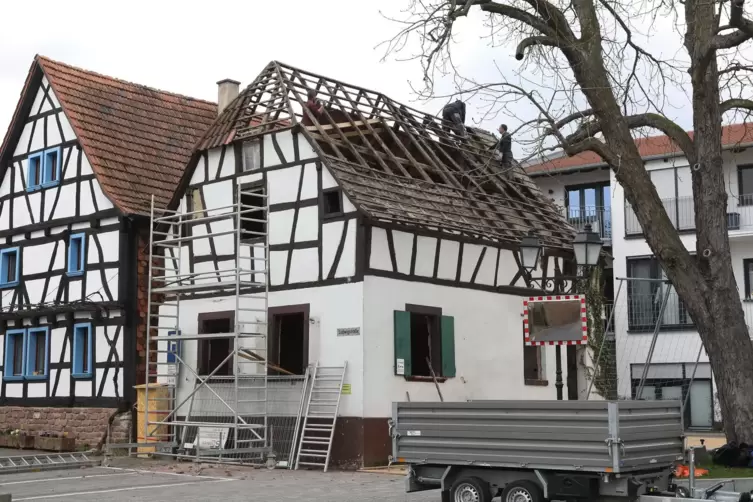 Das Fachwerkhaus ist abgerissen, versprochene optisch passende Carports werden aber nicht gebaut.