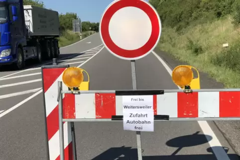 Das Sperrschild auf der L 401 bei Dreisen verwirrt vor allem Lkw-Fahrer, die nicht gleich erkannten, ob sie zur Autobahn 63 fahr