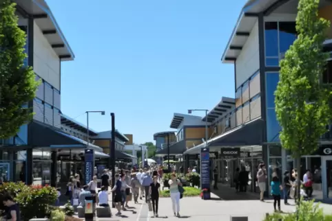 Zieht auch in Corona-Zeiten massenweise Besucher an: das Outlet in Zweibrücken. 