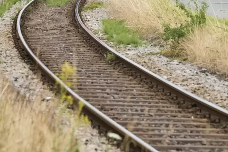 Auf Bahngleisen landete das Auto, nachdem es von der Fahrbahn abgekommen war. 