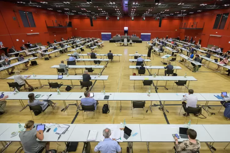 Um die Corona-Abstandsregeln einhalten zu können, trat der Landtag am Mittwoch in der Mainzer Rheingoldhalle zusammen. 