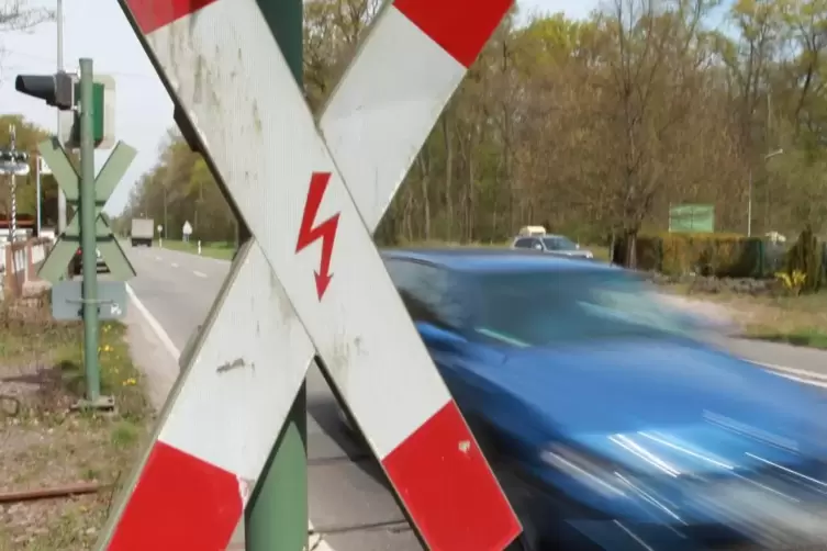 Am Bahnhof Hochstadt müssen Fahrer auf 50 Stundenkilometer abbremsen. 