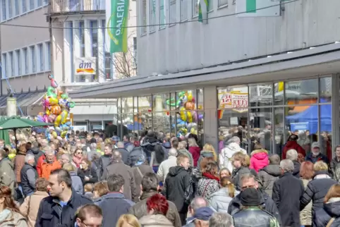 Das Gebäude der Galeria Karstadt Kaufhof – hier ein Foto während des Aktionswochenendes „Worms blüht auf“ 2013 – ist in einer 1-