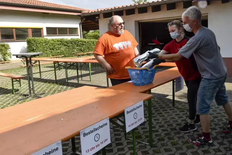 Mahlzeit: Der Frankenthaler Stefan Pfleger (links) holt bei Lisa und Uwe Köhler in Gerolsheim seine Großbestellung ab.