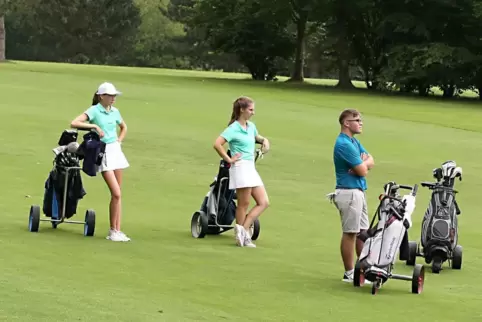 Frauen golfen gegen Männer. Von links Maxime Holletschek, Katja Müller und der Herr Jill Teichert.