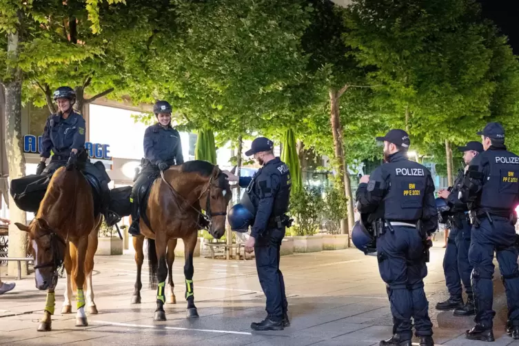 Mit einem massiven Polizeiaufgebot sollten neue Ausschreitungen verhindert werden. 