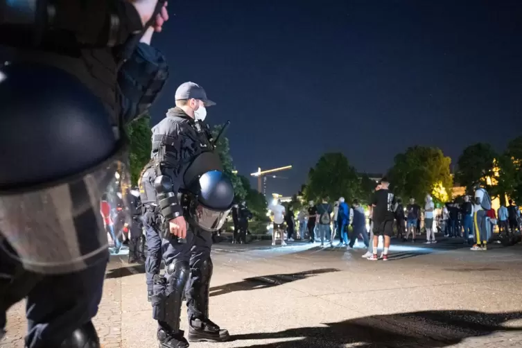 Mit einem massiven Polizeiaufgebot sollten neue Ausschreitungen verhindert werden. 