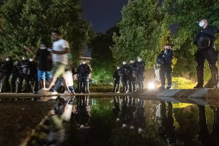 Mit einem massiven Polizeiaufgebot sollten neue Ausschreitungen verhindert werden. 