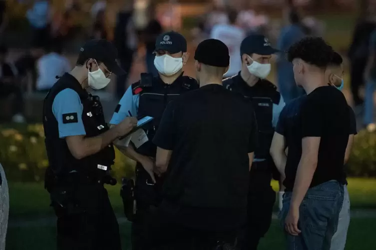 Mit einem massiven Polizeiaufgebot sollten neue Ausschreitungen verhindert werden. 