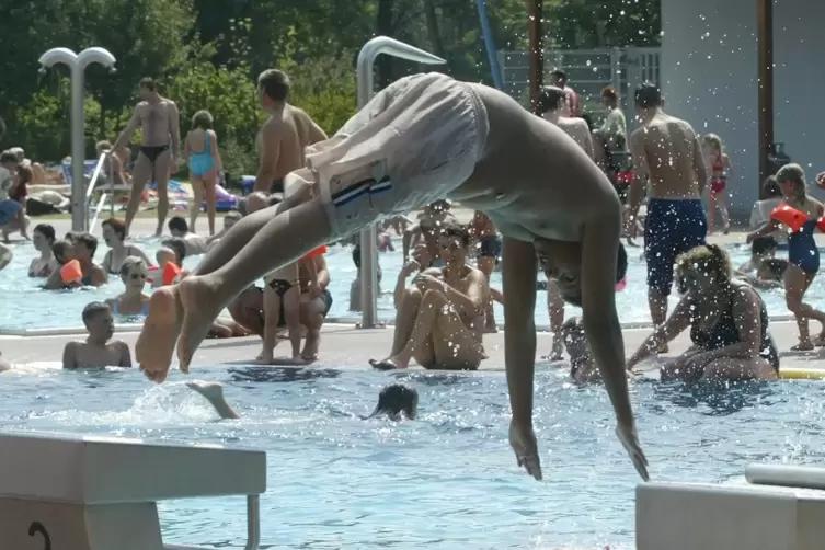 So voll darf es im Waldschwimmbad 2020 nicht werden. Aber Elsässer dürfen genauso in das Wasser wie alle anderen Badegäste. 