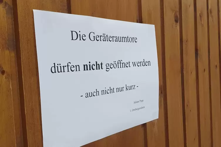 Achtung, Gefahr! Die Garagen in der Turnhalle dürfen nicht mehr betreten werden. 