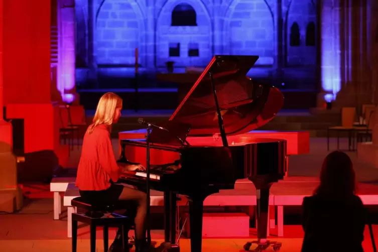 Die Junge Josefine Bergmann stimmte in der Stiftskirche „Chill out Music“ auf dem Flügel an.