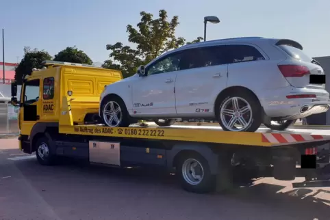 2018: Das Auto des Angeklagten wird vor dem Bauhaus abgeholt.