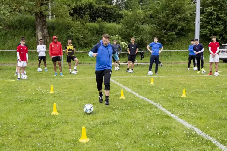 Den Jungs aus seinem Meisterteam zeigt er beim Training, dass der Ball noch immer sein Freund ist: der ehemalige FCK-Profi und D