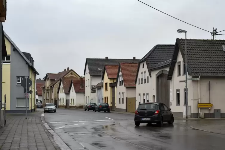 Der Blick in die Beindersheimer Schenkelstraße. Hier gibt es laut Verwaltung einige leerstehende Bauernhöfe. Diese könnten im Ra