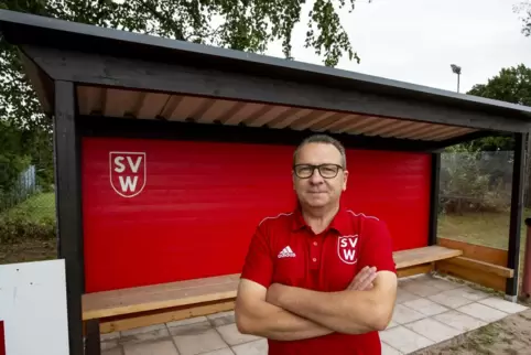 Mario Diehl vom SV Wiesenthalerhof vor der neuen Ersatzbank.
