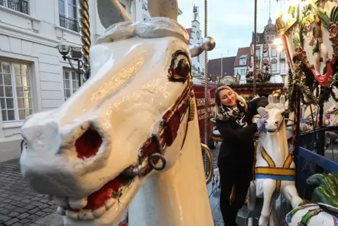 Tanja Hartmann mit ihrem Karusell auf dem Nikolausmarkt 2019 in Landau. 