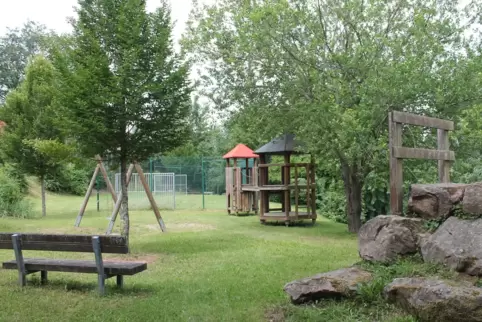 Den Spielplatz an der Schwarzbachstraße mäht Bürgermeister Ralf Mohrhardt derzeit selbst. Er hofft auf Hilfe aus der Gemeinde.