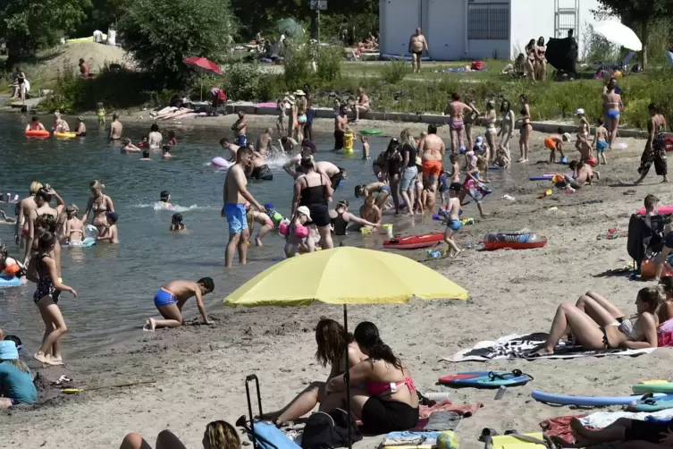 Die Badeseen im Rhein-Pfalz-Kreis sind derzeit gut besucht, auch weil Freibäder nur eingeschränkt genutzt werden können. 