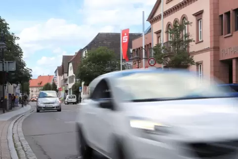 Rund 10.000 Fahrzeuge rollen täglich durch die Herxheimer Hauptstraße. An das Tempolimit halten sich nicht alle. Das soll sich ä