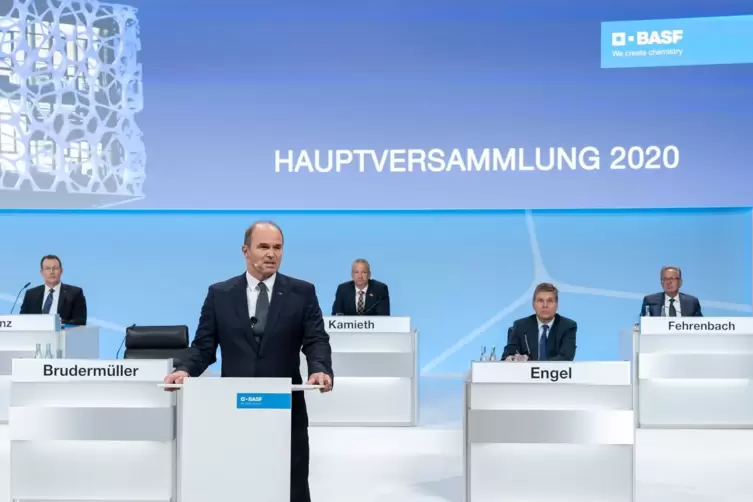 2000 Aktionäre weniger als im Vorjahr: BASF-Chef Martin Brudermüller (vorn) bei seiner Rede während der virtuellen Hauptversamml