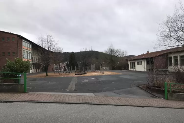 Die ehemalige Hauptschule in Lemberg (links) und der Pavillon gegenüber.