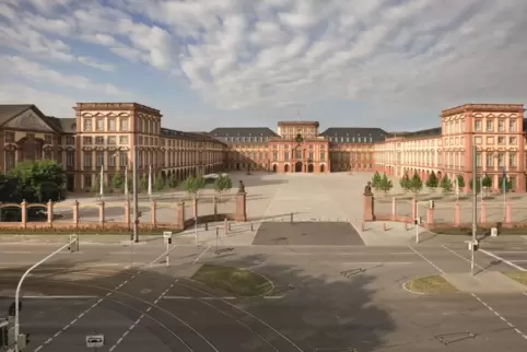 Das Mannheimer Schloss, dessen Front sich fast über einen halben Kilometer erstreckt. 