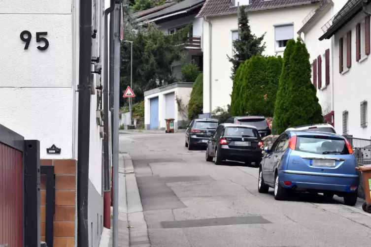 Donnerstagmorgen in der Enggasse nahe des Anwesens von Helga Merkel: An diesem Tag wird der Biomüll abgefahren. 