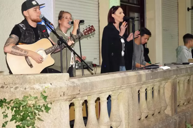 Jan-Luca Ernst (li.) mit seiner Band (v. li.) Selina-Sophie Vierling, Steffi Empel, Julian Eulberg, Marvin Gruber und David Raut