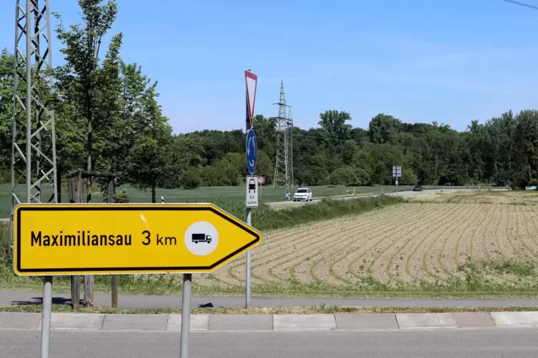 Blick vom Kreisel Hagenbach in Richtung Wörth. Das Feld ist Teil des geplanten Gewerbegebiets. 