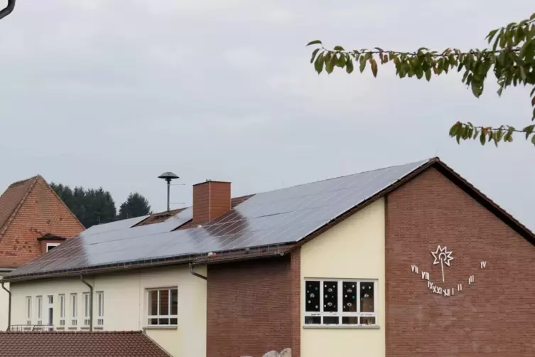 Fotovoltaikanlage auf der Grundschule Brücken: Die Solar GmbH der Verbandsgemeinde könnte eine gute Basis für das Klimaschutzkon