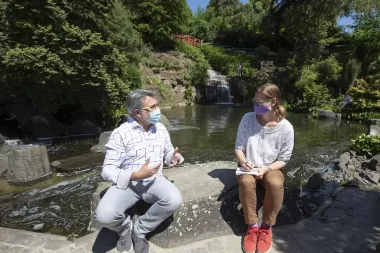 Im Japanischen Garten herrscht derzeit Maskenpflicht. Unterhalten kann man sich trotzdem prima: Stephan Brohl erzählt Redakteuri