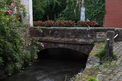 Die Brücke über den Eisbach in der Hauptstraße ist beschädigt und muss halbseitig gesperrt werden.