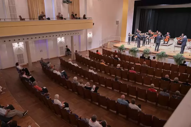 Viele Plätze mussten wegen der Corona-Hygienebedingungen in der Festhalle frei bleiben.