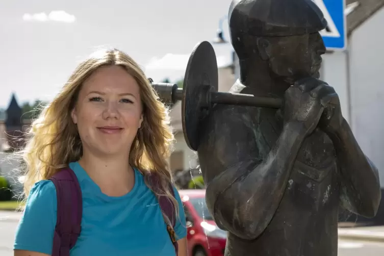 Michelle Pfeifer am Start des Diamantschleiferwegs – mitten in Brücken am gleichnamigen Museum.