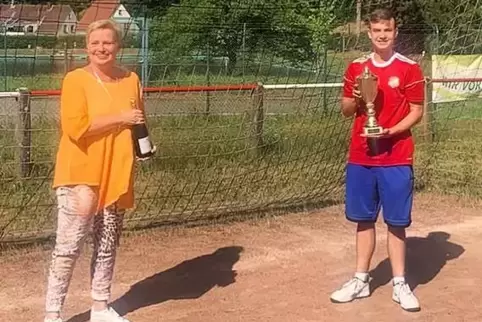 Sybille Höchel ehrt Hendrik Heß (FC Wacker Weidenthal), den ersten „DigiTalpokalsieger“. 