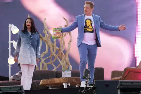 DasEhepaar Amira und Oliver Pocher kabbelt sich beim Carstival ausführlich.