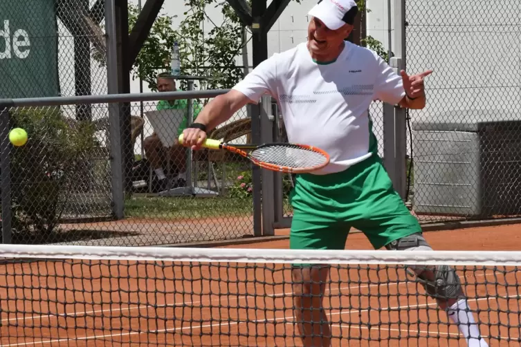 So spielt ein Meister: Thorsten Bartels von den Dürkheimer Herren 55 mit druckvollem Serve-and-Volley-Spiel. 