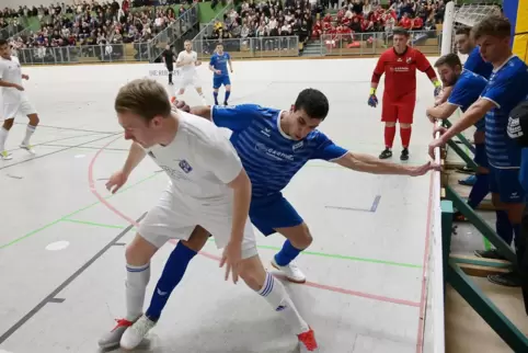 Der Fußballer: Christian Ohlinger im zweikampf gegen Dennis Korb beim Endspiel des Top6-Cup der SG Rieschweiler gegen den FC Pir