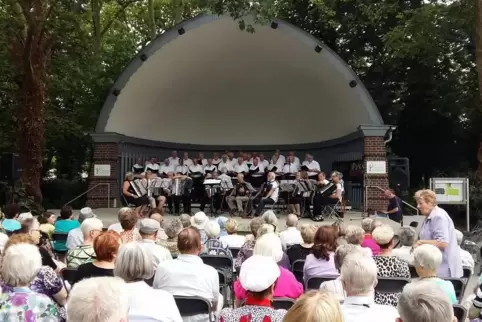 Bühne unter freiem Himmel: Konzertmuschel im Ebertpark. 