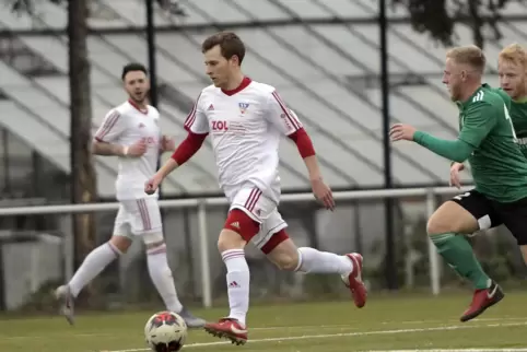 Timo Konietzka (am Ball) verlässt den SV Weisenheim. 