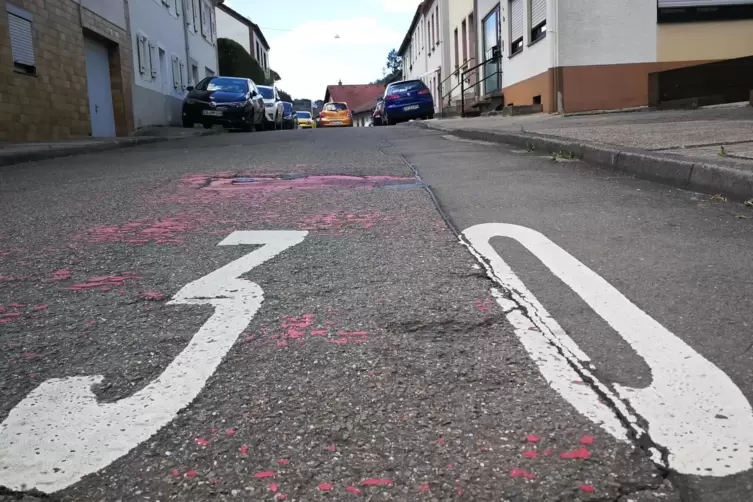 Ortsvorsteher Kurt Dettweiler hält die Kirchentalstraße für sanierungsbedürftig. 