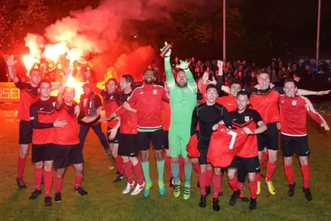 Die große Nacht von Dudenhofen: Der FV Berghausen feiert das Double.