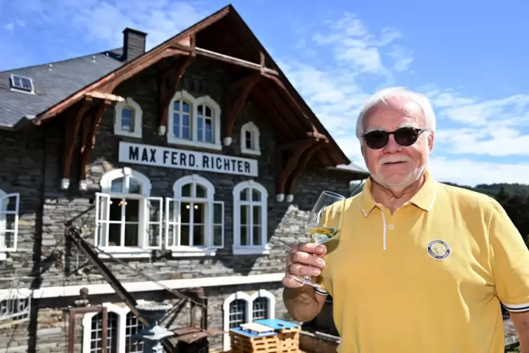 Winzer Dirk Richter steht mit einem Glas Weißwein vor seinem Weingut im rheinland-pfälzischen Mülheim, dessen Ursprünge 340 Jahr