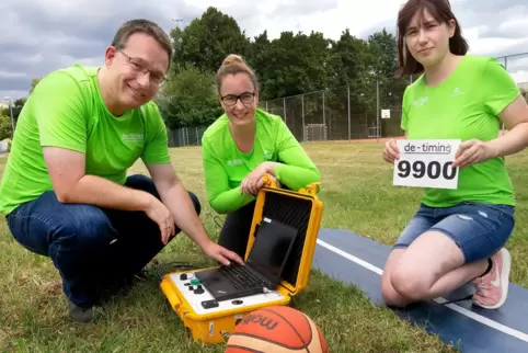 Aufbau: Martin Hellige, Ulrike Fleissner-Tiessen und Anna Landsberg (von links) von der Firma de-timing bauen am Bantz-Stadion K