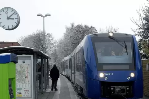 Bauarbeiten auf der Strecke beeinflussen die Abfahrtstezeiten der Züge am Kirchheimbolander Bahnhaltepunkt. 