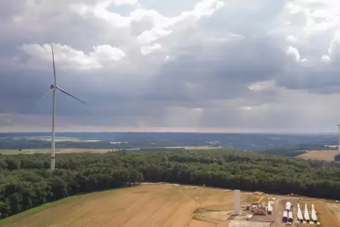 Links ist das mit 241 Metern höchste Windrad in Rheinland-Pfalz zu sehen. Auf dem Feld liegen bereits die Teile für die zweite A