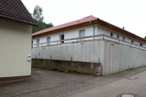 Die kleine Mauer im Vordergrund ist 1,10 Meter hoch. Mehr ist nicht erlaubt. Die umstrittene Mauer misst an ihrer höchsten Stell